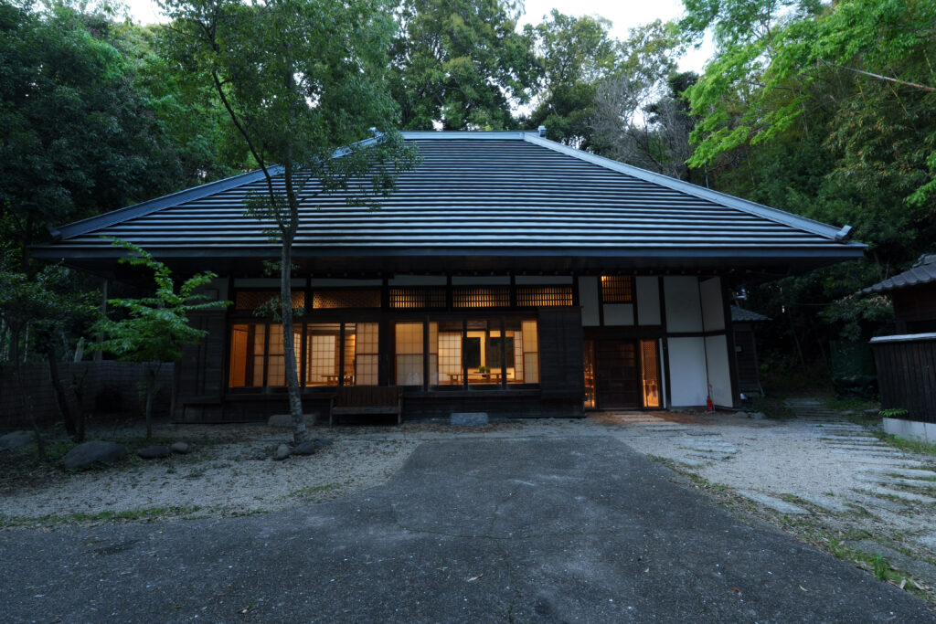成田さくら邸の夜の外観