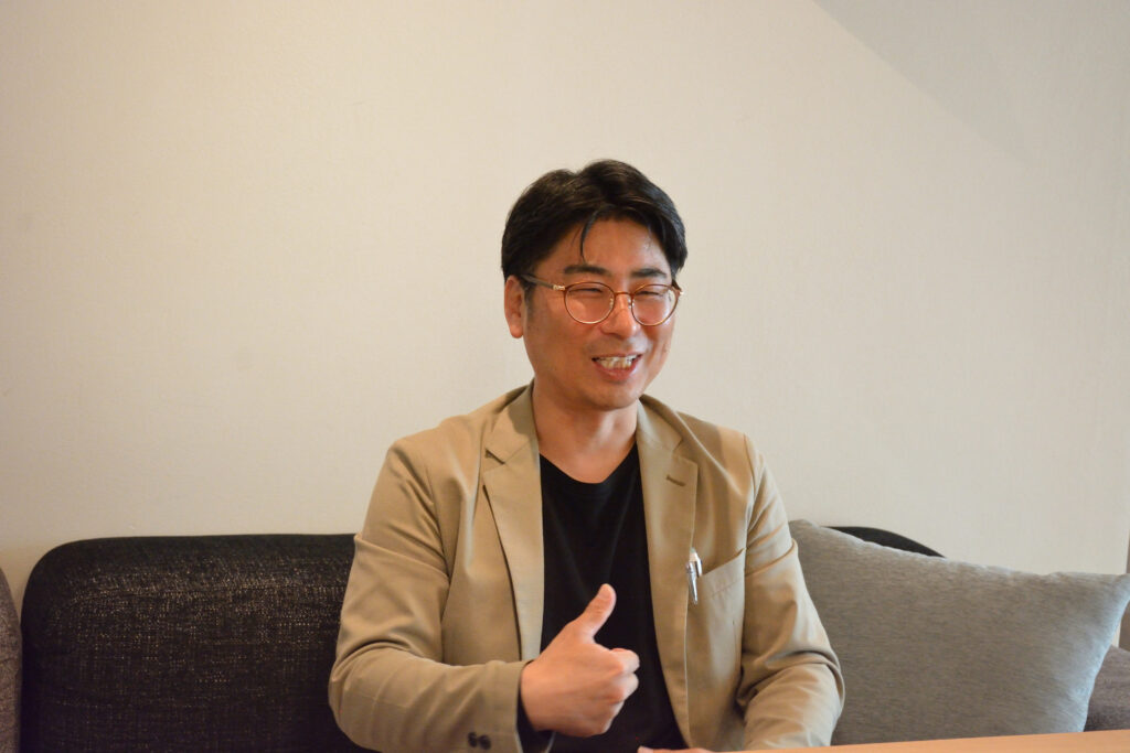 エアコン清掃状況について語る大地氏